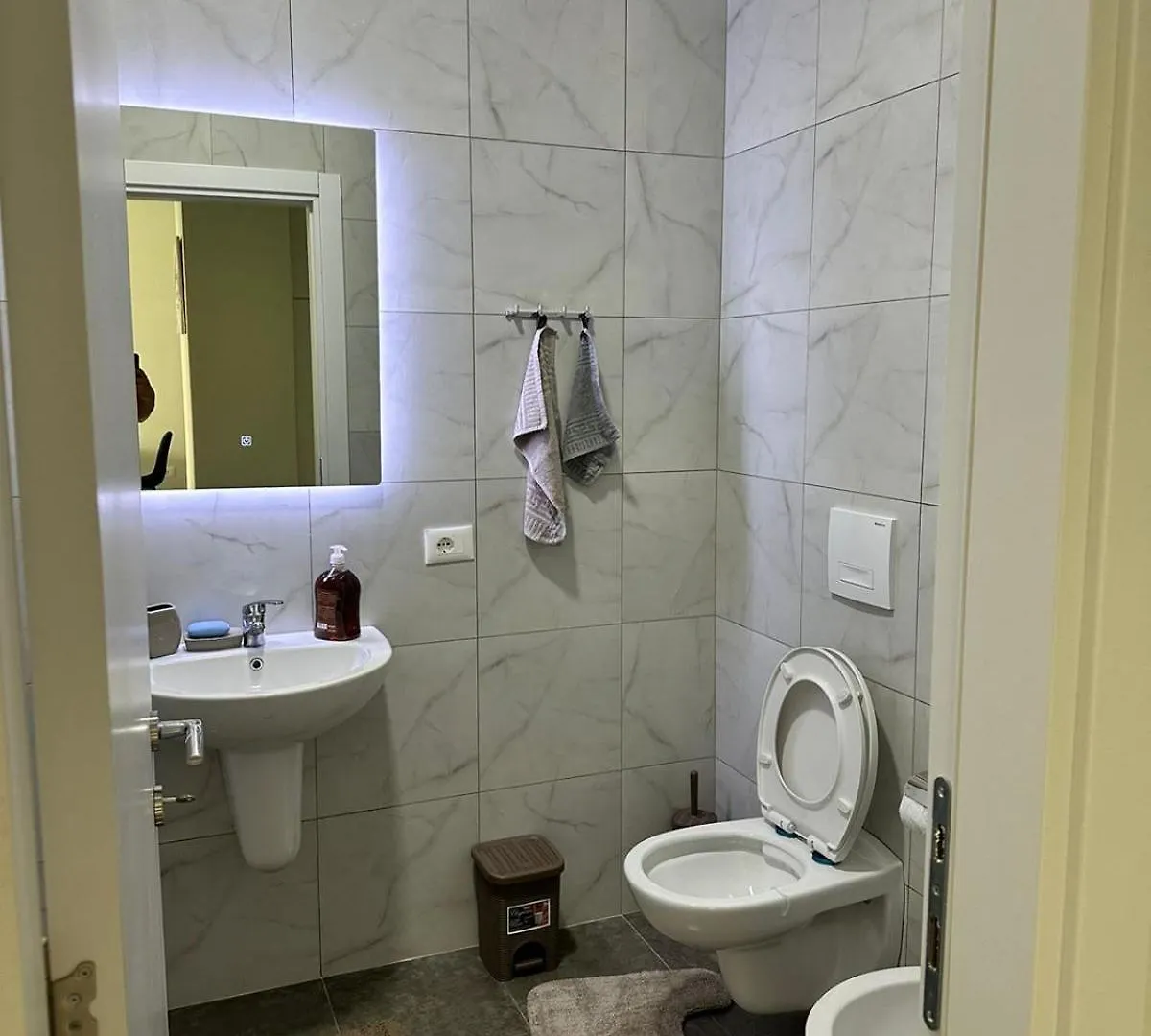 Luxury Apartment With Parking Tirana 0*,